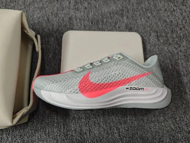 鞋Nike超级飞马！一款颜值脚感并存的跑(图2)
